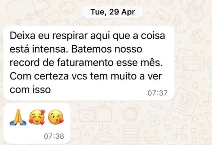 Prova social de cliente da agência 2A4B relatando recorde de faturamento no WhatsApp